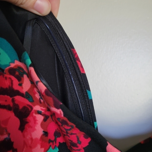 I.N. San Francisco Juniors Black Red Roses Floral Vneck Mini Pencil Dress Size 5 - Picture 2 of 6